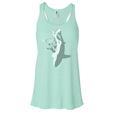 Dos nageurs plongée femme requins et nageuse vert