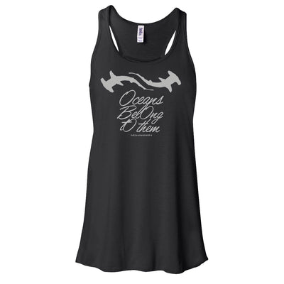 Dos nageurs plongée femme requins marteaux noir