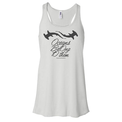 Dos nageurs plongée femme requins marteaux blanc