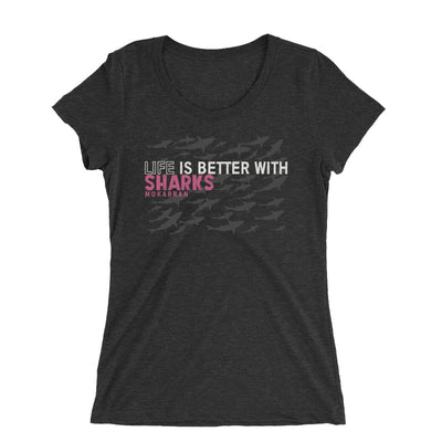 Tee shirt plongée à col large pour femme Life is better with sharks noir