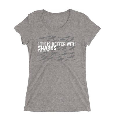 Tee shirt plongée à col large pour femme Life is better with sharks gris