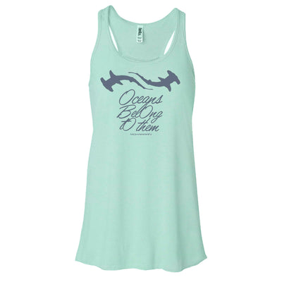 Dos nageurs plongée femme requins marteaux vert