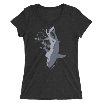 t-shirt apnée femme col large requin et plongeuse noir