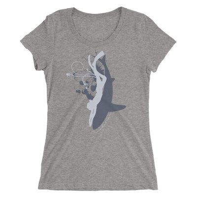 t-shirt apnée femme col large requin et plongeuse gris